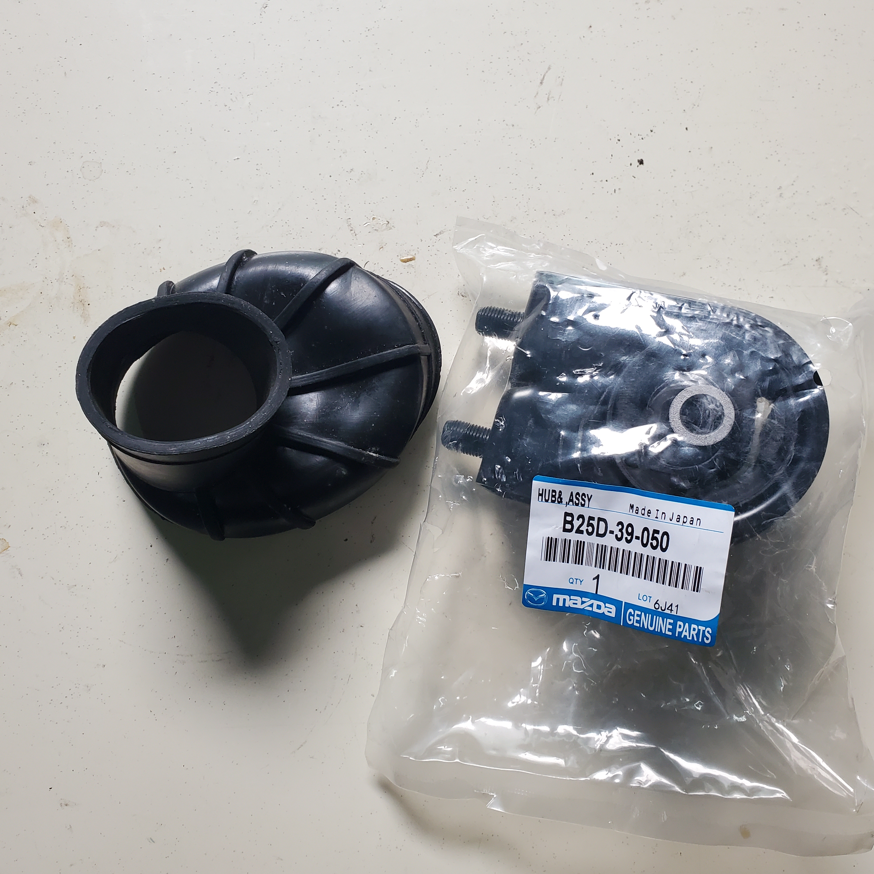 Chân máy trước Mazda 323, Ford Laser B25D-39-050