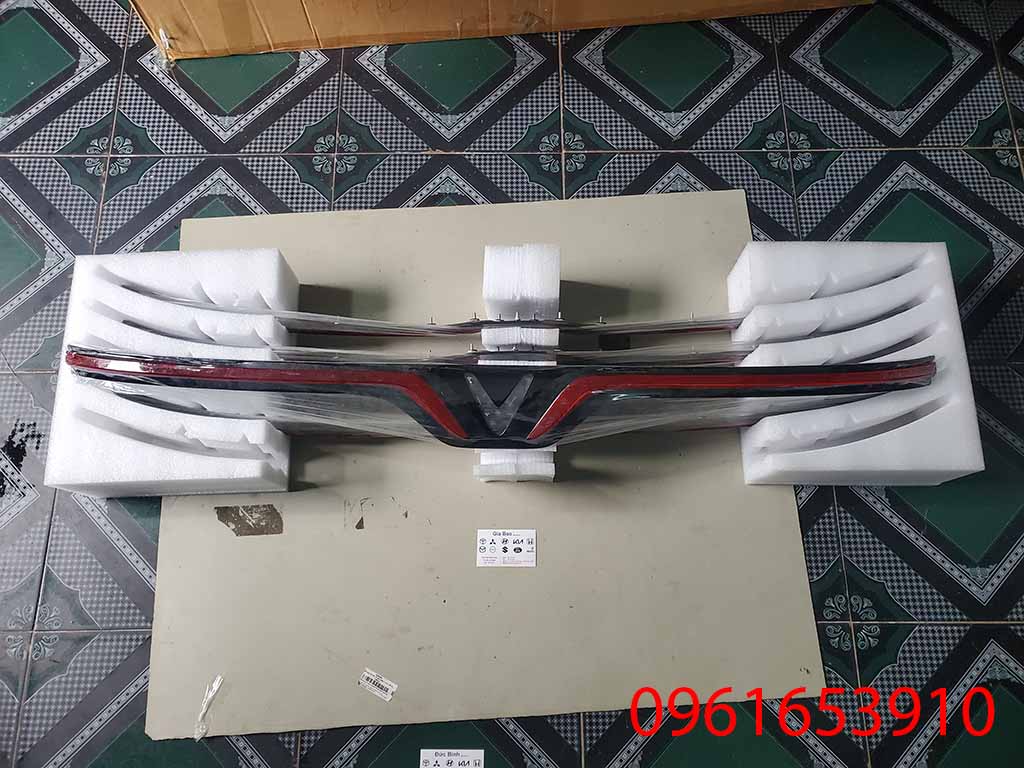 Đèn cánh chim cốp sau vf5