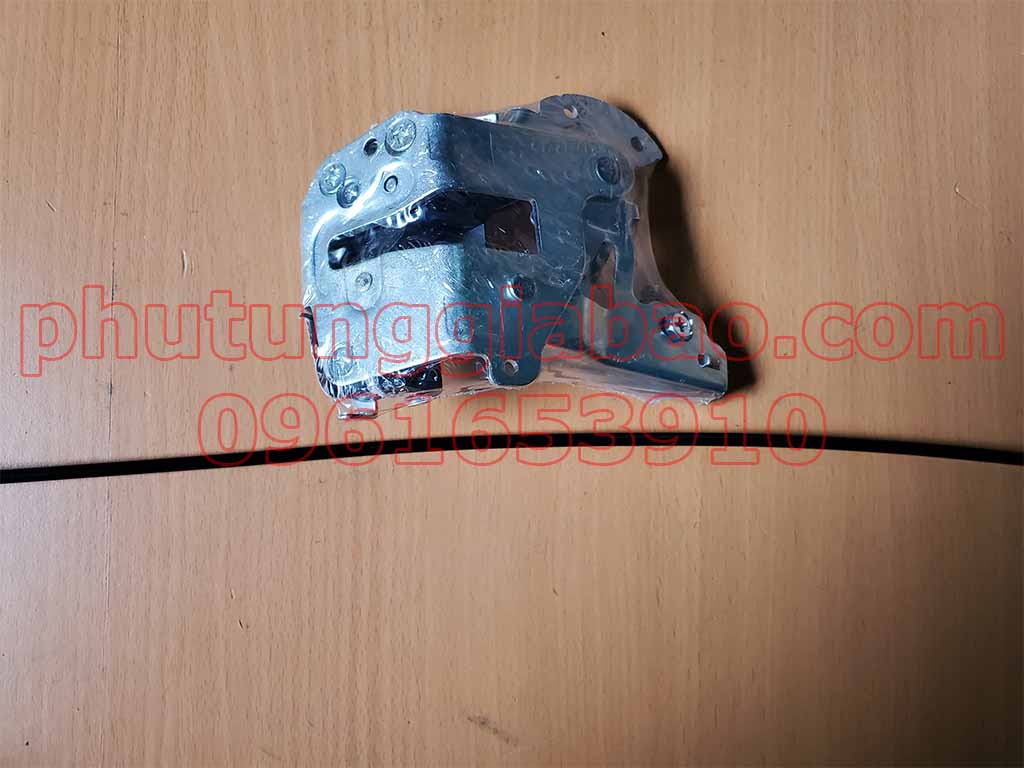 Khóa ngậm cửa lùa Toyota Hiace 2005-2012 69330-26050  